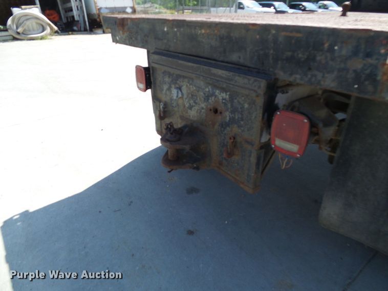 image for item DI0499 1995 Ford F700 flatbed truck