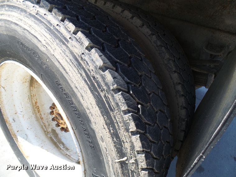 image for item DI0499 1995 Ford F700 flatbed truck