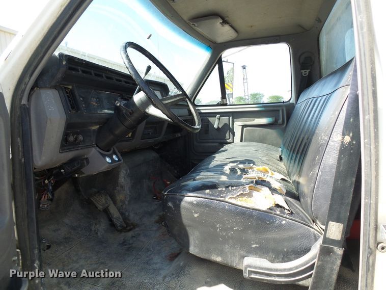 image for item DI0499 1995 Ford F700 flatbed truck