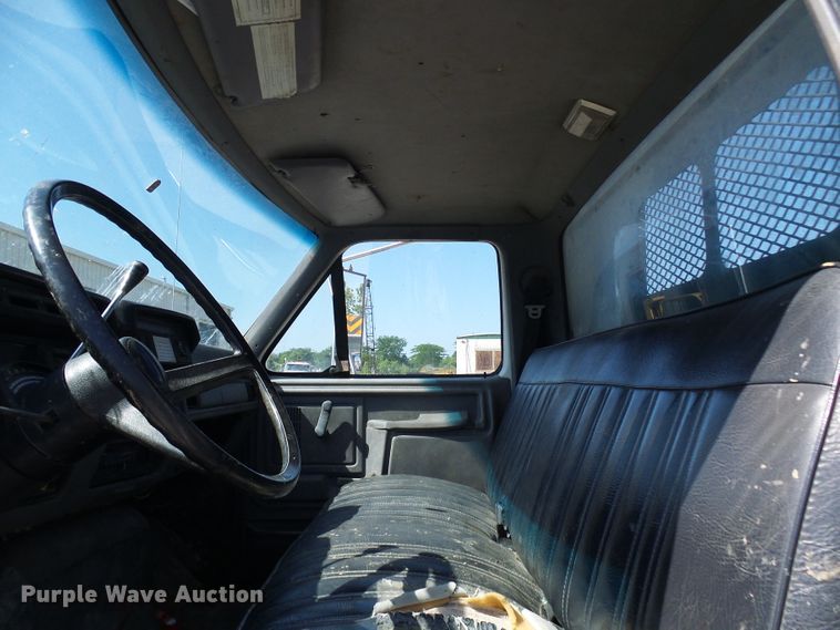 image for item DI0499 1995 Ford F700 flatbed truck