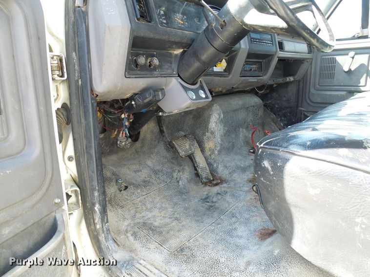 image for item DI0499 1995 Ford F700 flatbed truck