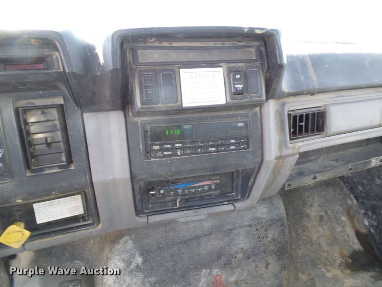 image for item DI0499 1995 Ford F700 flatbed truck