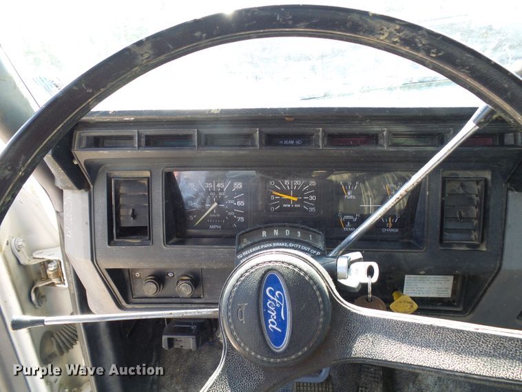 image for item DI0499 1995 Ford F700 flatbed truck