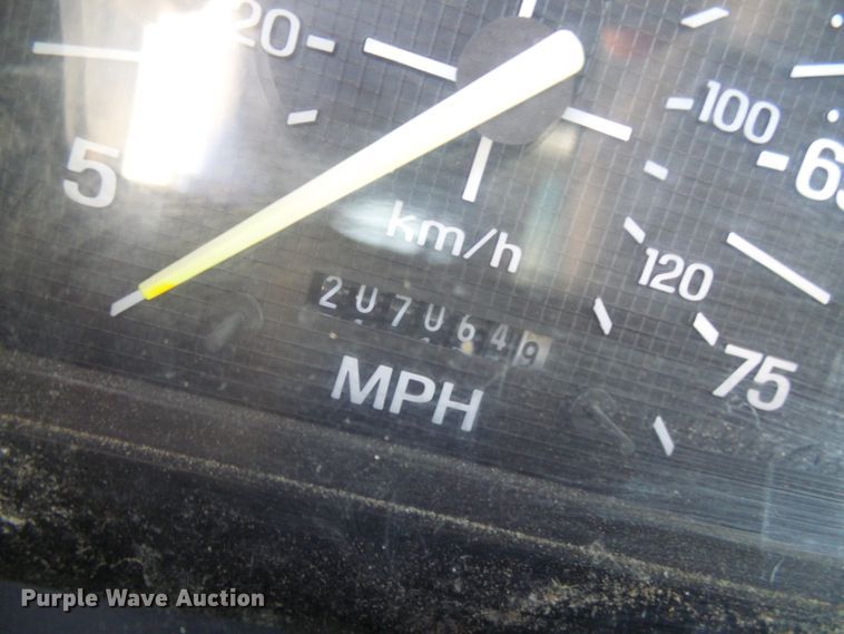 image for item DI0499 1995 Ford F700 flatbed truck