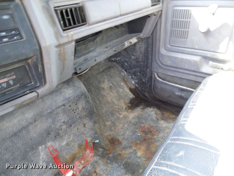 image for item DI0499 1995 Ford F700 flatbed truck