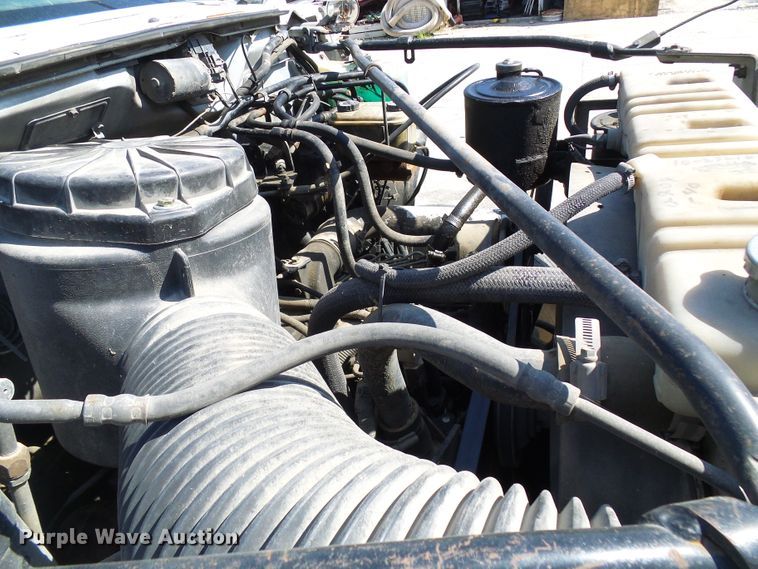 image for item DI0499 1995 Ford F700 flatbed truck