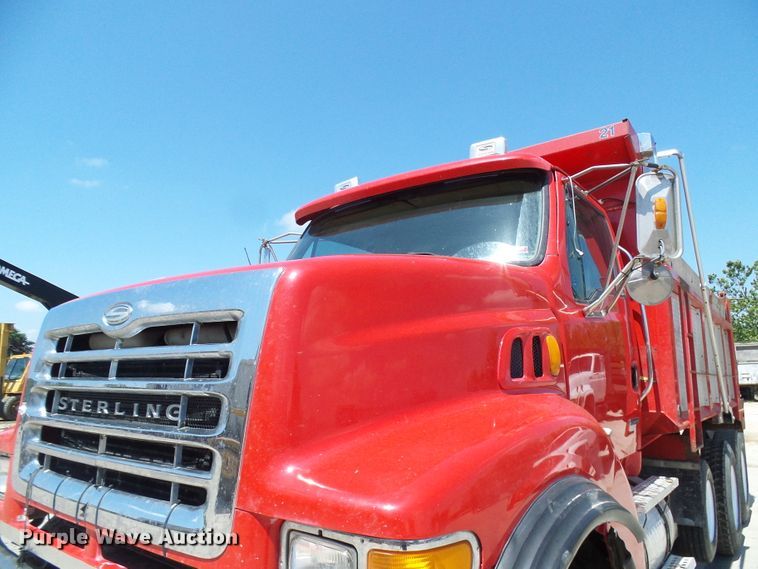 image for item DI0501 2002 Sterling L Series dump truck