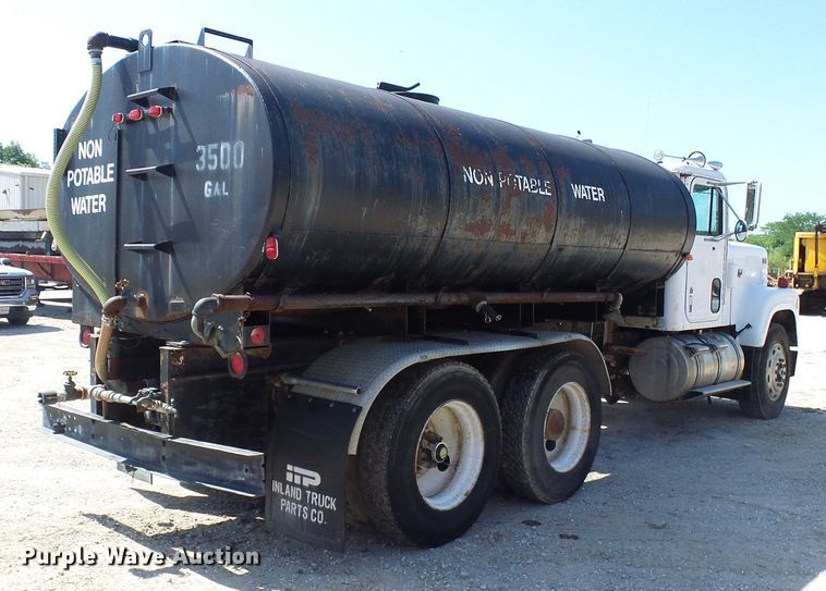 image for item DI0506 1980 International 210 tank truck
