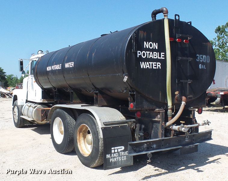 image for item DI0506 1980 International 210 tank truck