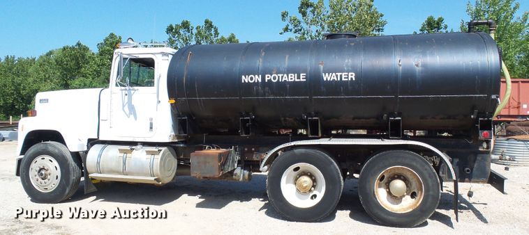 image for item DI0506 1980 International 210 tank truck