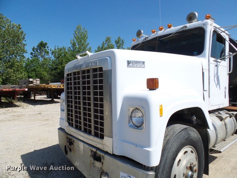 image for item DI0506 1980 International 210 tank truck