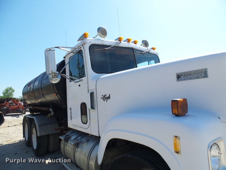 image for item DI0506 1980 International 210 tank truck