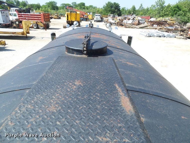 image for item DI0506 1980 International 210 tank truck