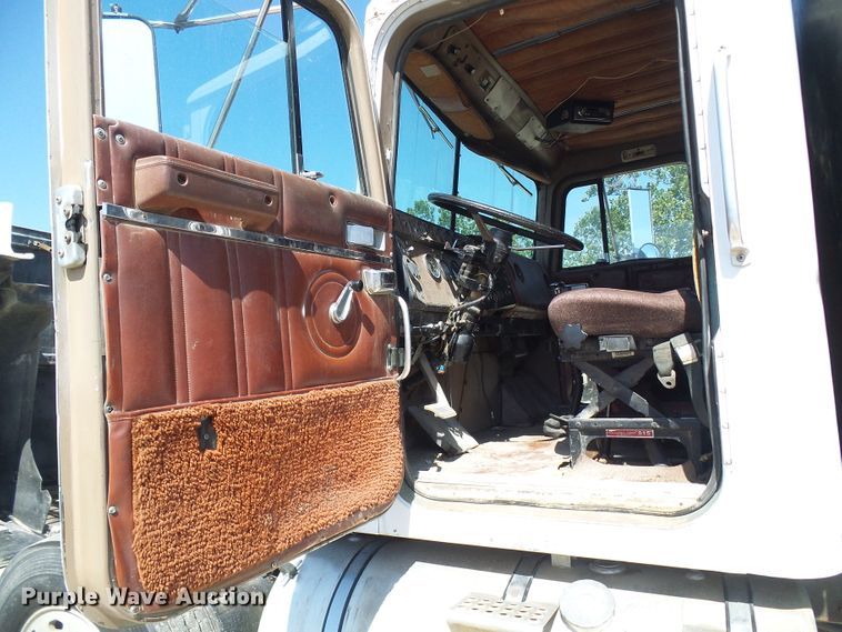 image for item DI0506 1980 International 210 tank truck