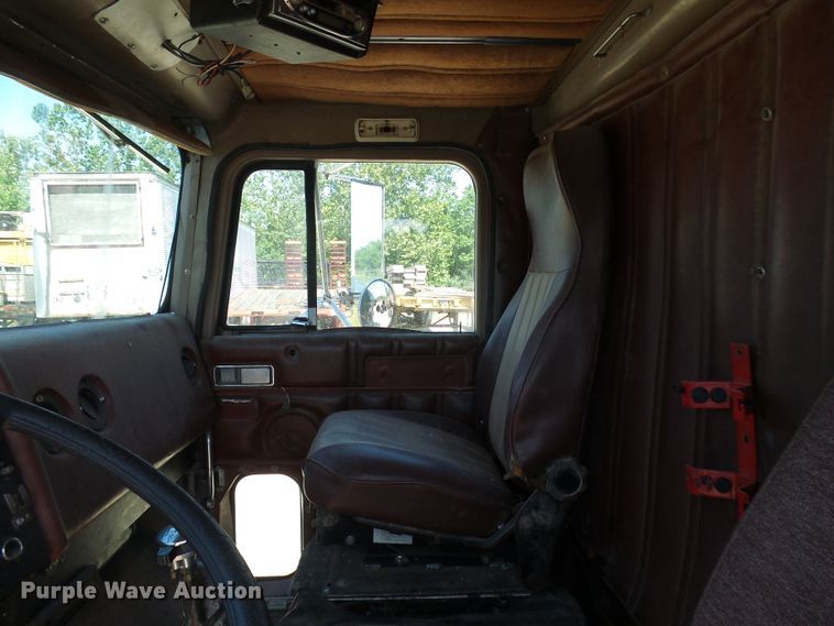 image for item DI0506 1980 International 210 tank truck