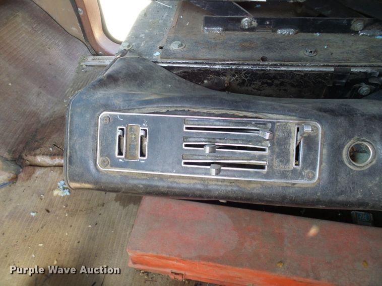 image for item DI0506 1980 International 210 tank truck