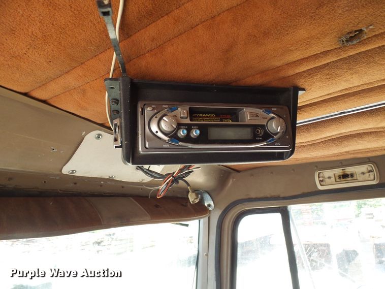 image for item DI0506 1980 International 210 tank truck