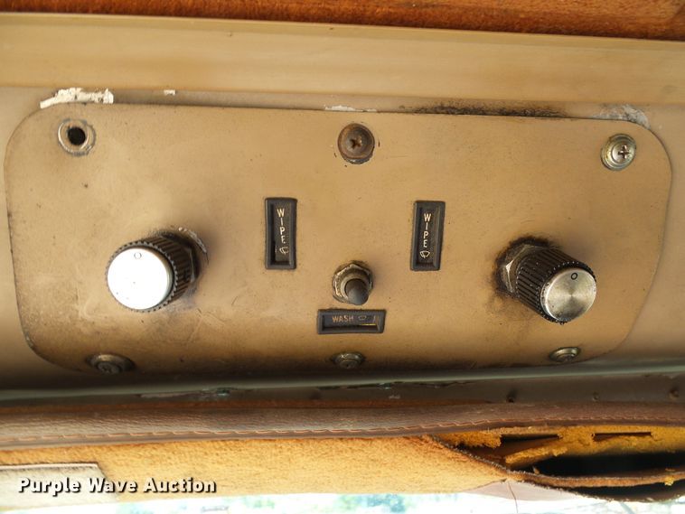 image for item DI0506 1980 International 210 tank truck