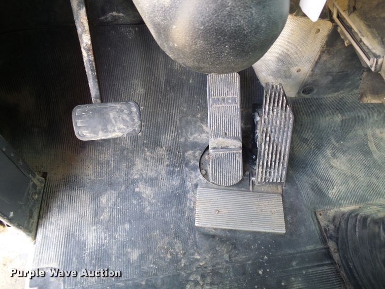 image for item DI0516 2000 Mack RD688S dump truck