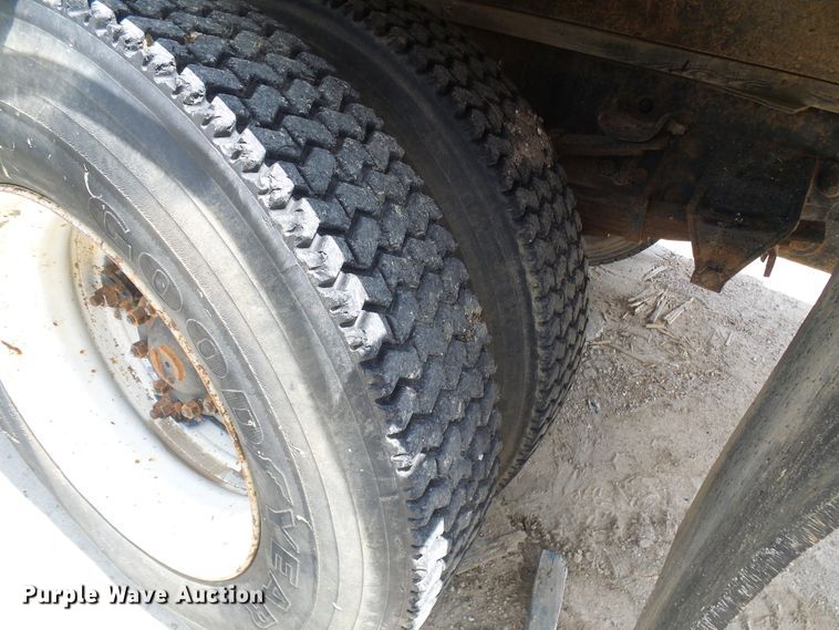 image for item DI0519 1997 Ford F700 dump flatbed truck