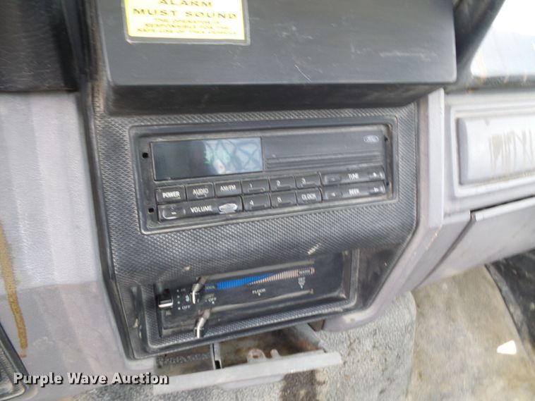 image for item DI0519 1997 Ford F700 dump flatbed truck