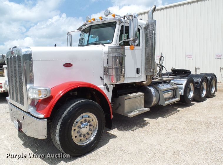 image for item DI0520 2011 Peterbilt 388 semi truck