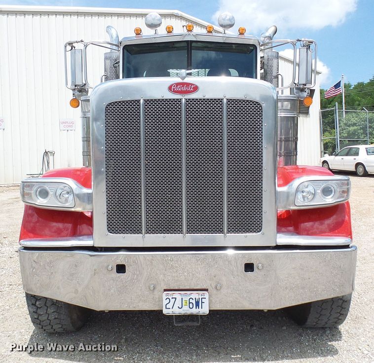 image for item DI0520 2011 Peterbilt 388 semi truck