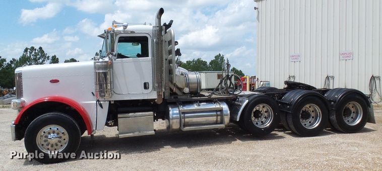 image for item DI0520 2011 Peterbilt 388 semi truck