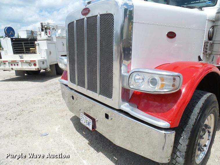 image for item DI0520 2011 Peterbilt 388 semi truck