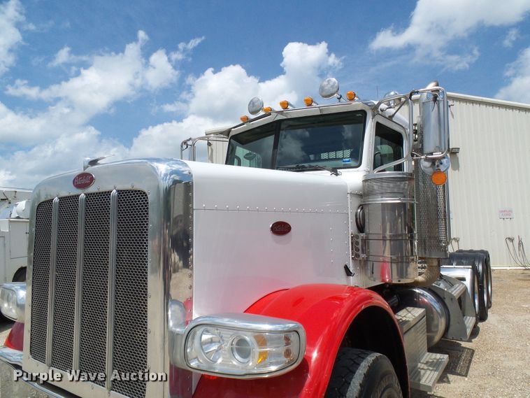 image for item DI0520 2011 Peterbilt 388 semi truck
