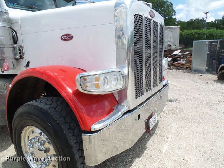 image for item DI0520 2011 Peterbilt 388 semi truck