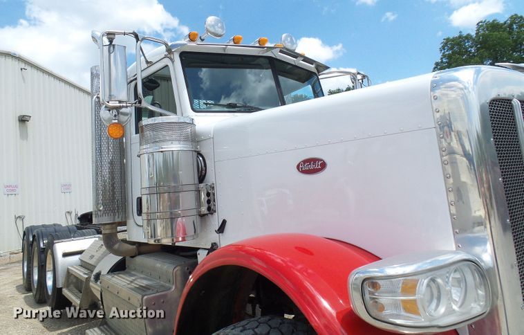 image for item DI0520 2011 Peterbilt 388 semi truck