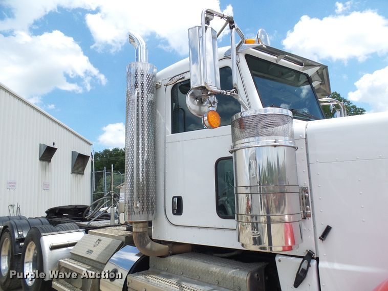 image for item DI0520 2011 Peterbilt 388 semi truck