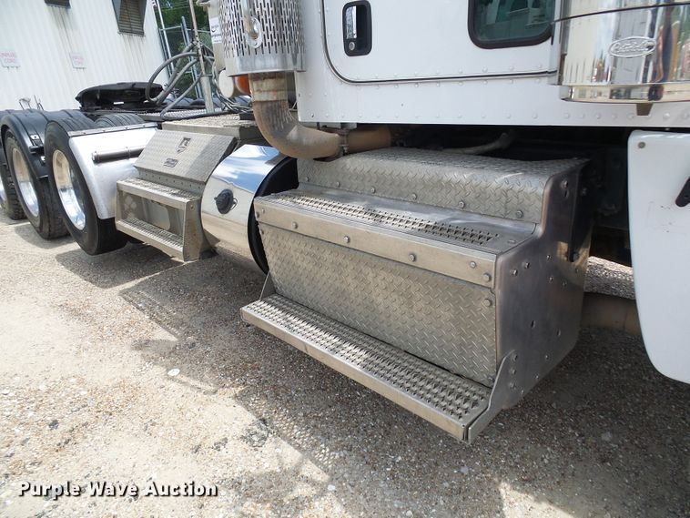 image for item DI0520 2011 Peterbilt 388 semi truck