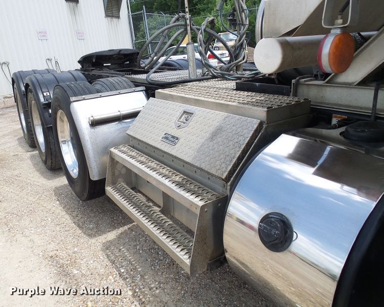 image for item DI0520 2011 Peterbilt 388 semi truck