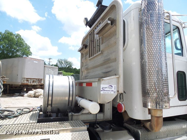 image for item DI0520 2011 Peterbilt 388 semi truck
