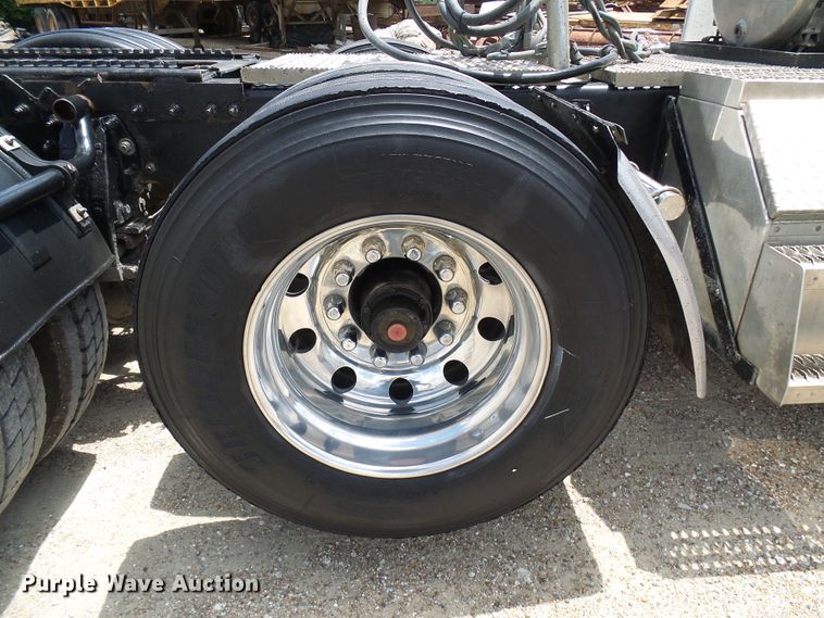 image for item DI0520 2011 Peterbilt 388 semi truck