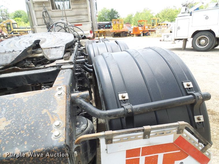 image for item DI0520 2011 Peterbilt 388 semi truck