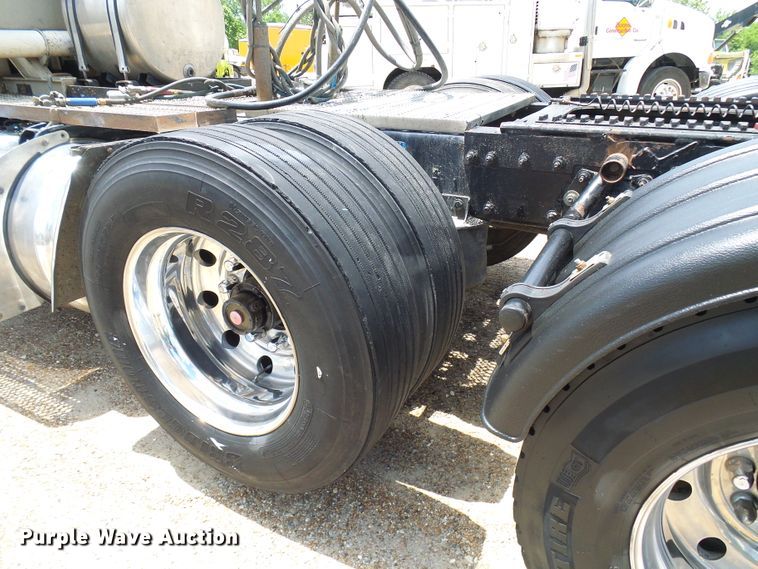 image for item DI0520 2011 Peterbilt 388 semi truck