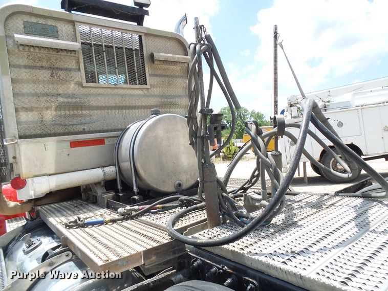 image for item DI0520 2011 Peterbilt 388 semi truck