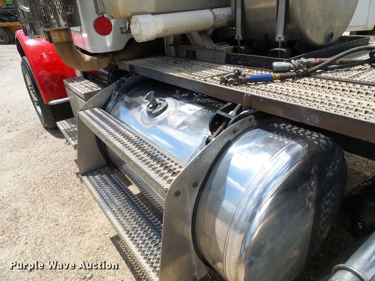 image for item DI0520 2011 Peterbilt 388 semi truck