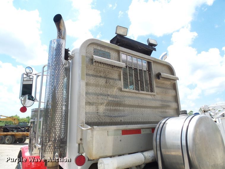 image for item DI0520 2011 Peterbilt 388 semi truck