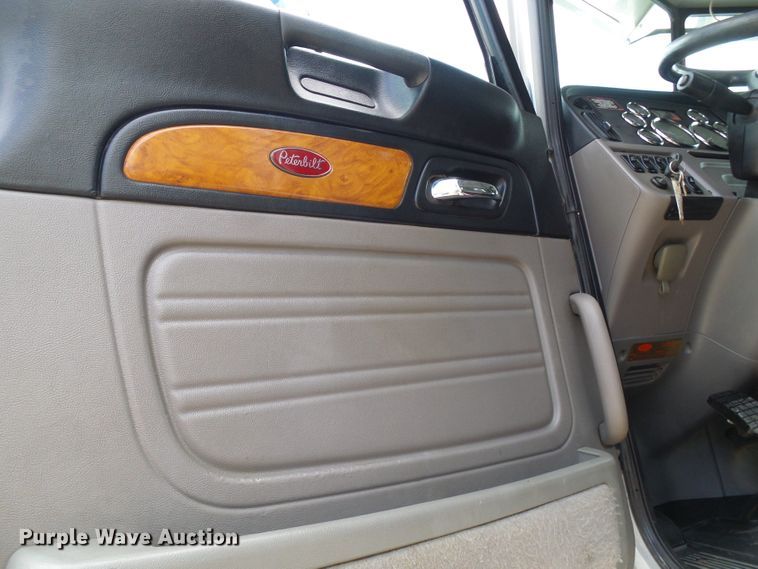 image for item DI0520 2011 Peterbilt 388 semi truck