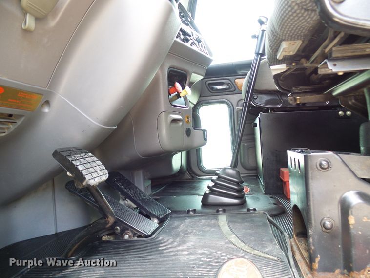 image for item DI0520 2011 Peterbilt 388 semi truck