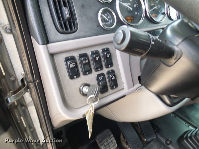 image for item DI0520 2011 Peterbilt 388 semi truck