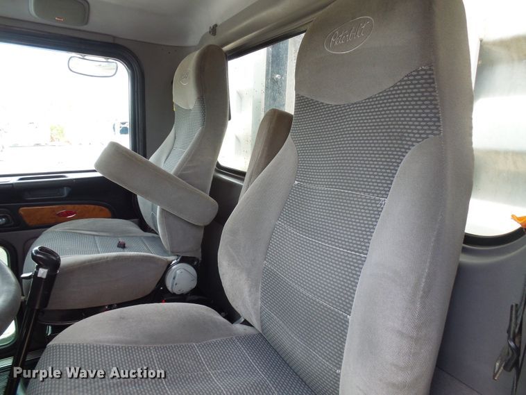 image for item DI0520 2011 Peterbilt 388 semi truck