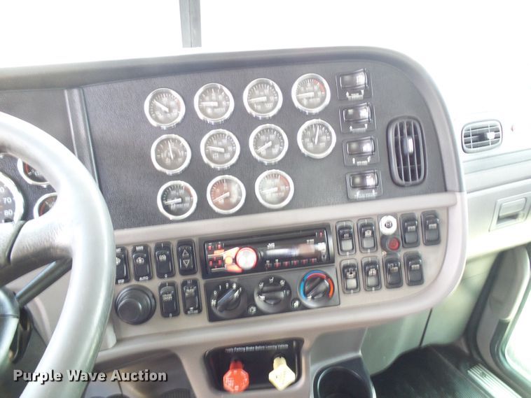 image for item DI0520 2011 Peterbilt 388 semi truck