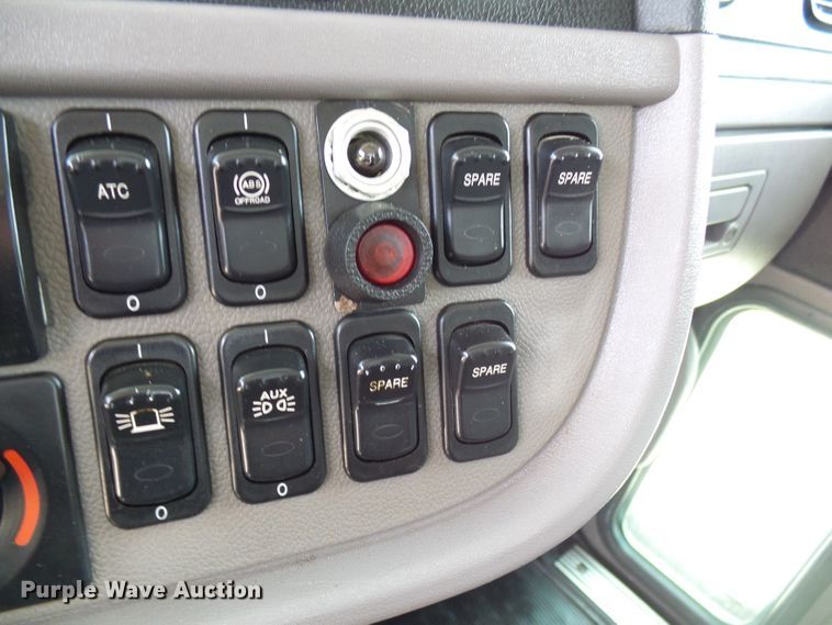 image for item DI0520 2011 Peterbilt 388 semi truck