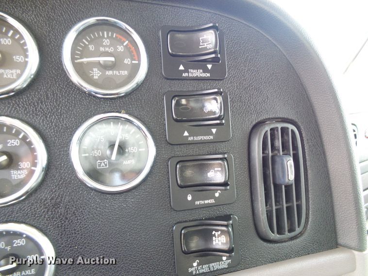 image for item DI0520 2011 Peterbilt 388 semi truck