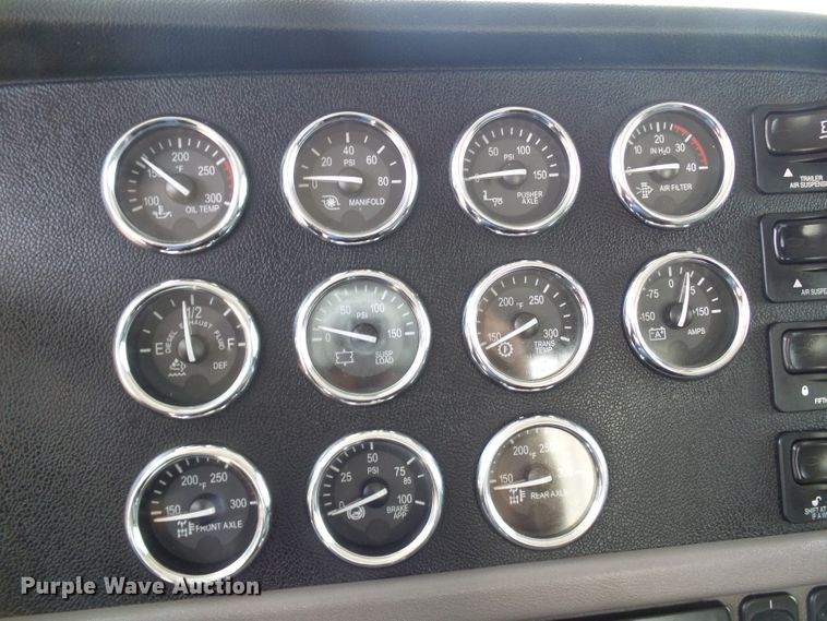 image for item DI0520 2011 Peterbilt 388 semi truck